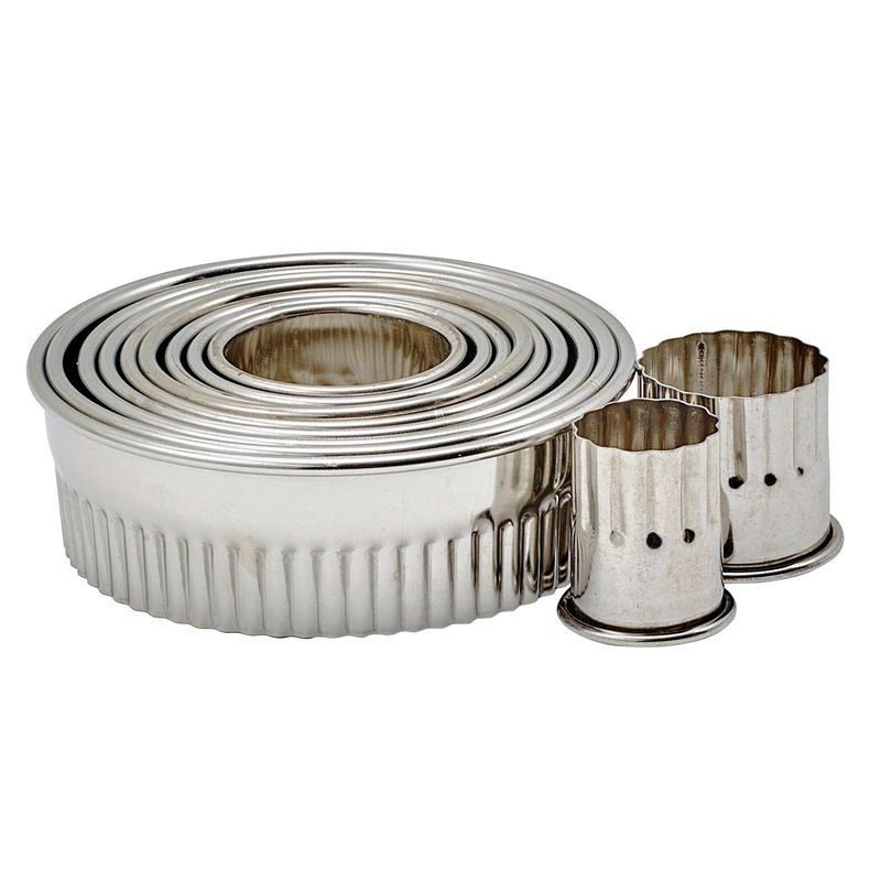 Winco CST-1 Stainless Steel 11-Piece Fluted Round Cookie Cutter Set with Storage Container - 48 Sets/Case
